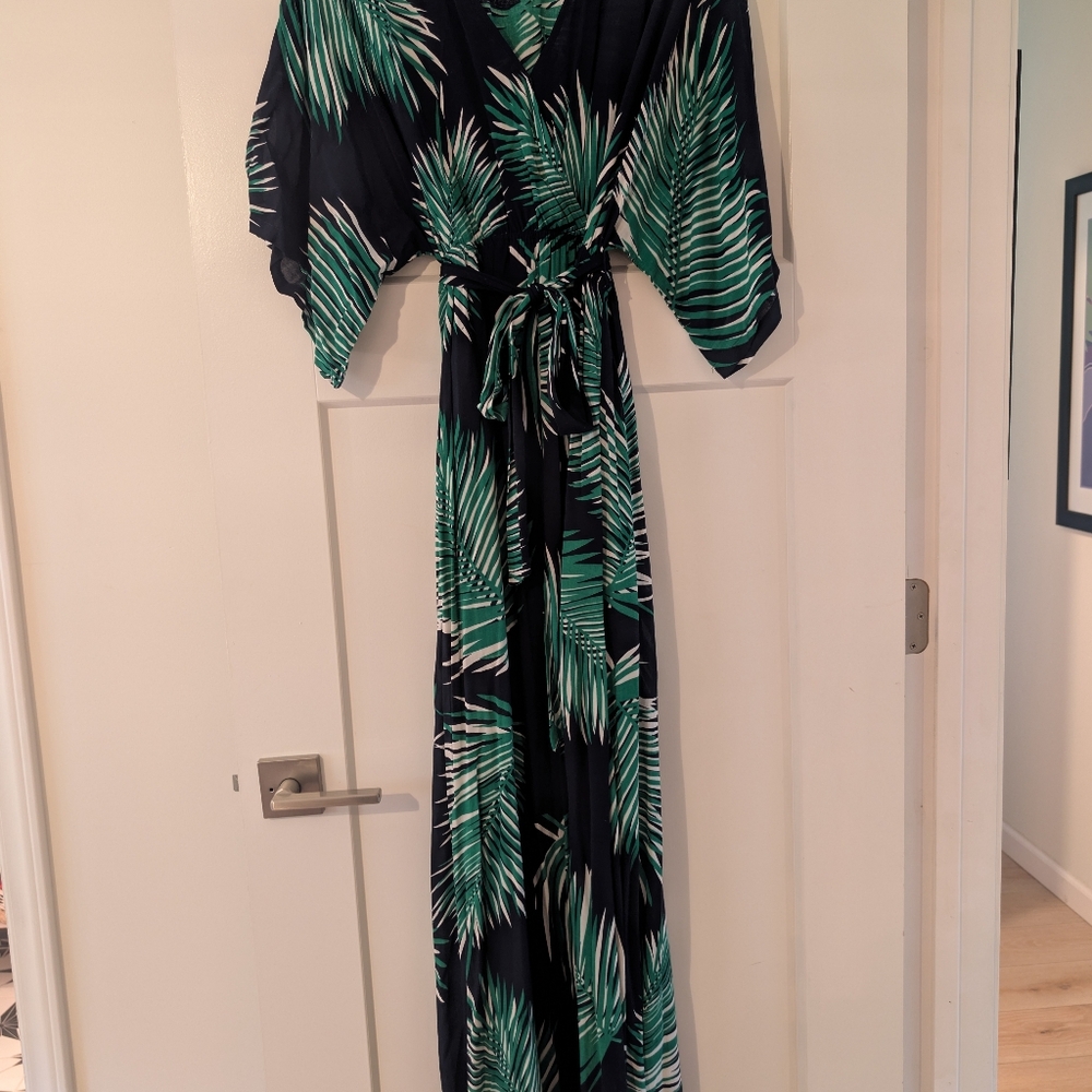 Aakaa Green and Black Leaf Pattern Kimono